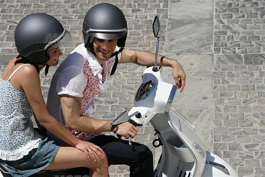 In due, in moto (omologata solo per una persona), entrambi se...