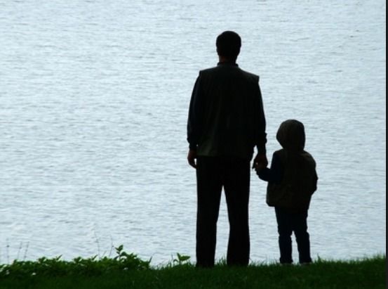 Il figlio di divorziati che abbia raggiunto i trent’anni ma n...