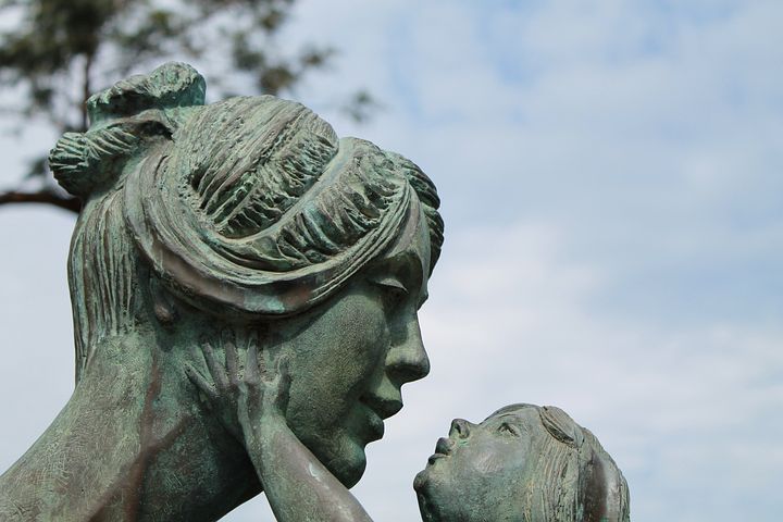 La condotta posta in essere da una madre che raggiunga la Rus...