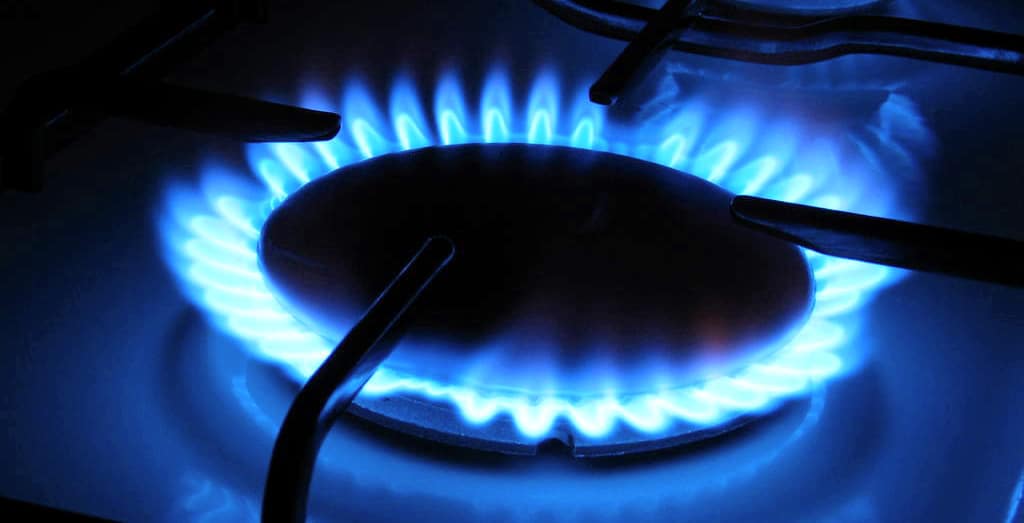 Tenta il suicidio aprendo il gas in cucina: scattano l’imputa...