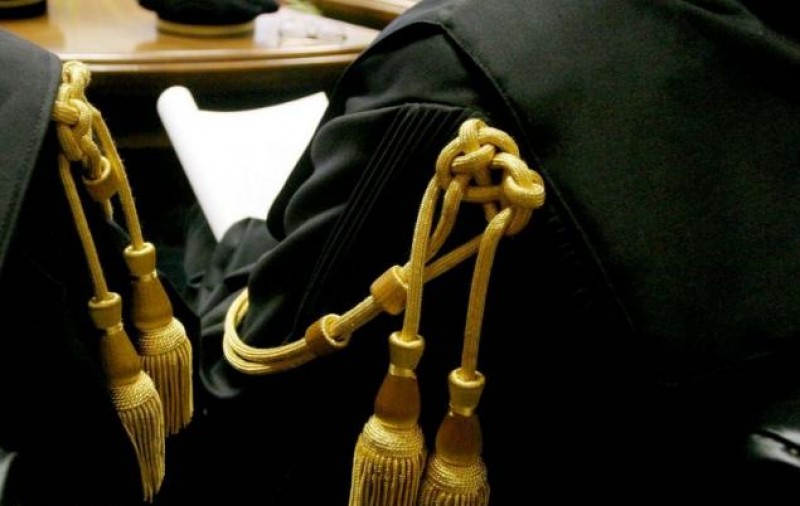 Censurato l'avvocato che coltivi un’amicizia con un magistrat...