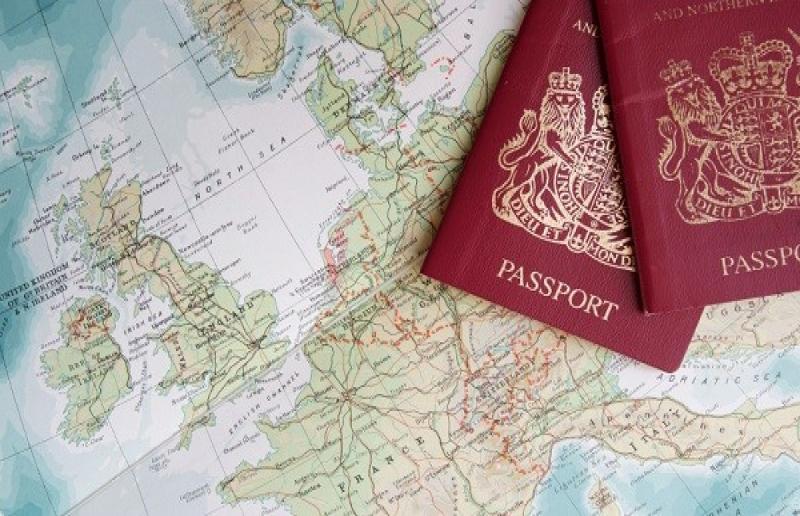 Il possesso di passaporto falso legittima l’arresto. La Corte...