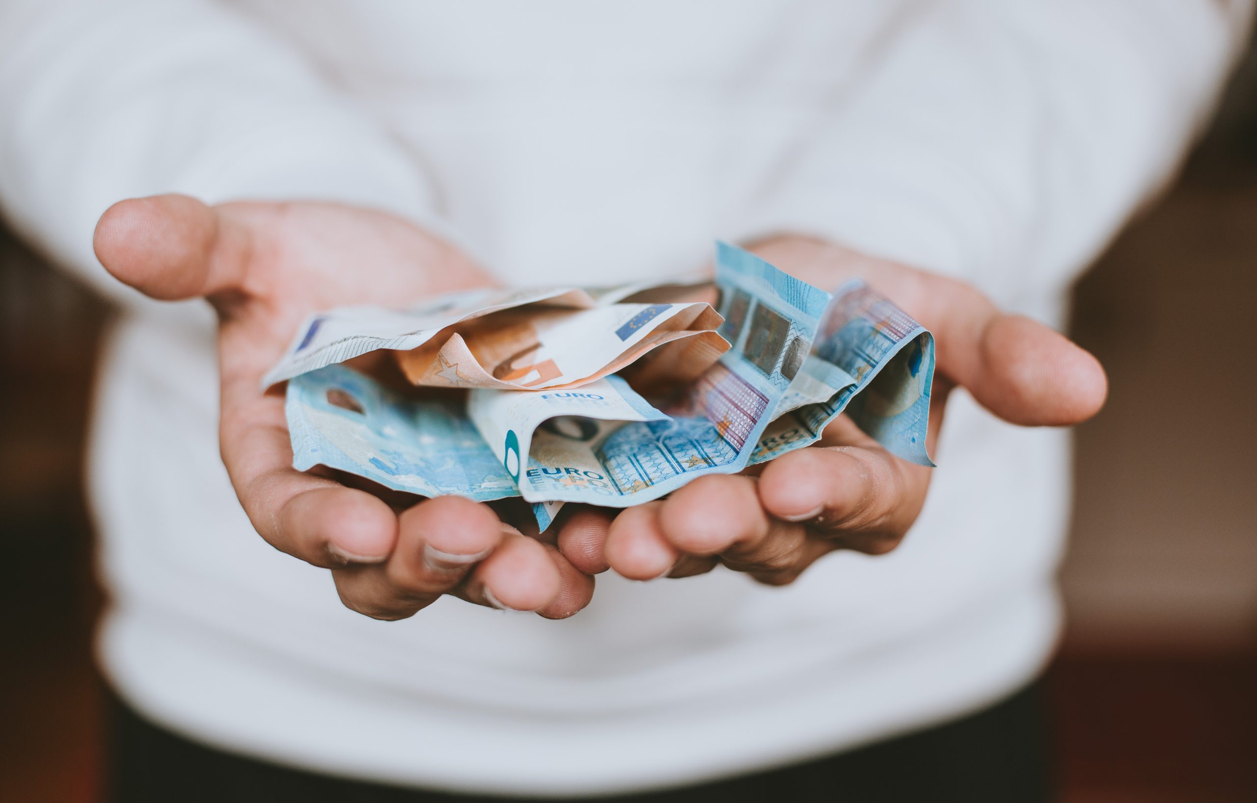 Il controllo delle risorse e la privazione di denaro, uniti a...