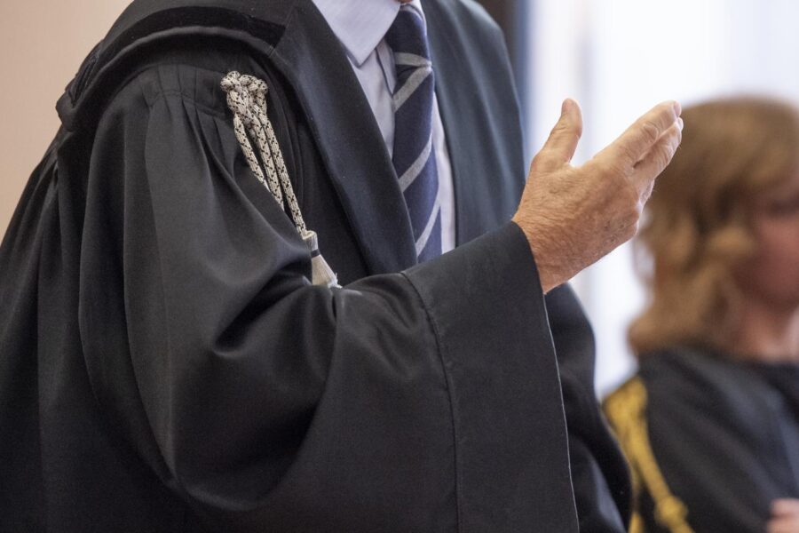Nei corridoi del Tribunale di Catania prima di un’udienza, sc...