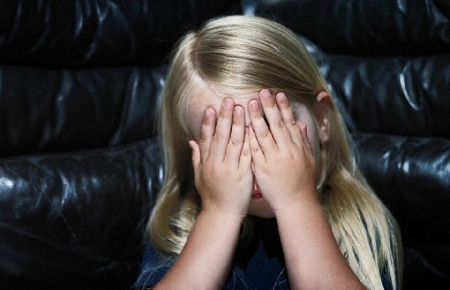 Baciare una bambina sulle labbra è violenza sessuale