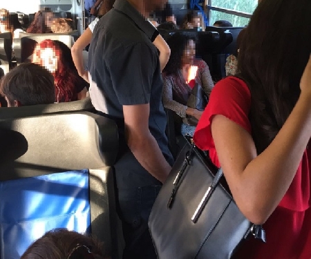 L'autobus affollato: un uomo si strofina su una ragazzina.