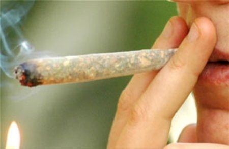 Un appartamento viene utilizzato per farsi una canna in compa...