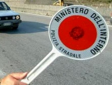 Non si ferma all’alt dei militari e oppone resistenza, l’arre...