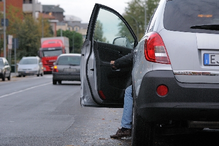 Portiera aperta improvvisamente: pedone riceve la sportellata...