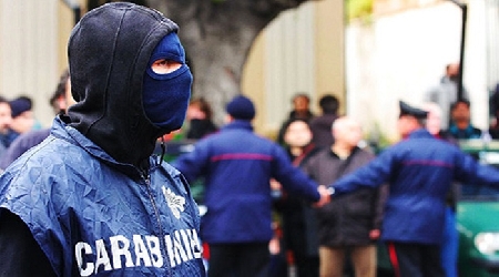 I carabinieri in un bliz cercano un criminale, ma sbagliano a...