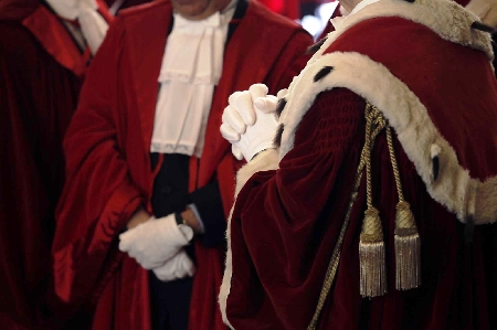 Falso ideologico del pubblico ufficiale per induzione. Pronun...