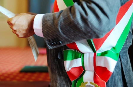Sindaco accusato di omissione di atti di ufficio: non avrebbe...
