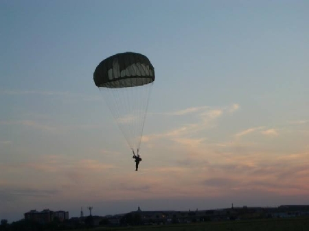 Militare di leva comandato in missione di lancio con paracadu...