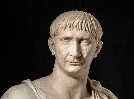 Trova durante uno scavo un busto di età romana del II secolo ...