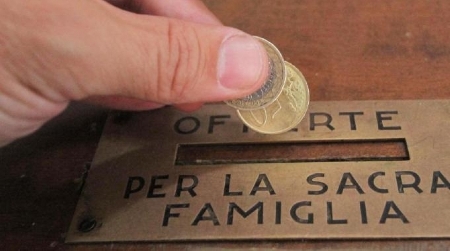 Tentano di rubare - con del nastro biadesivo - le monete cont...