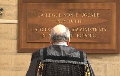 Con quali elementi può definirsi un'opera precaria?