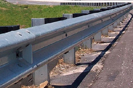 Con il proprio motociclo urta il guard-rail che era montato a...