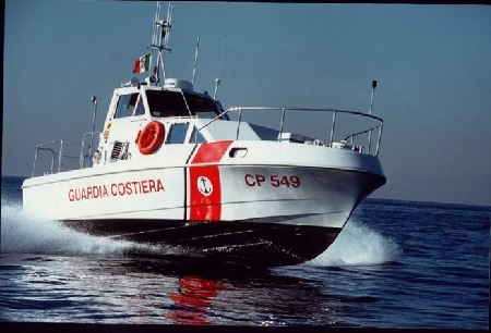 Trapani. Ufficiale della Capitaneria di Porto impugna la sche...