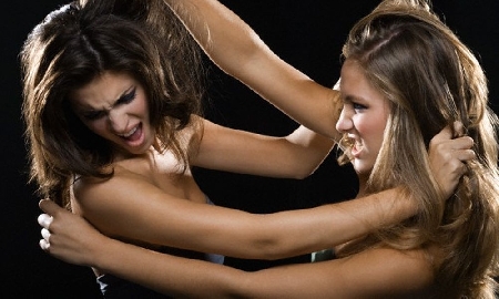 Lercara Friddi. Una donna tira i capelli ad un’impiegata dell...