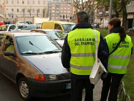 Gli ausiliari del traffico non possono elevare multe per circ...