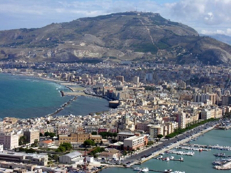 Trapani. Si impossessa di dieci faretti del valore complessiv...