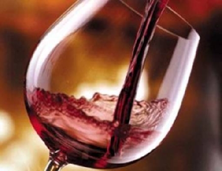 Il venditore di vini che indica falsamente sulla confezione l...