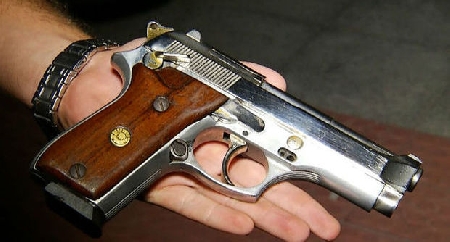 Simula uno scherzo e ritenendo che la pistola semiautomatica ...