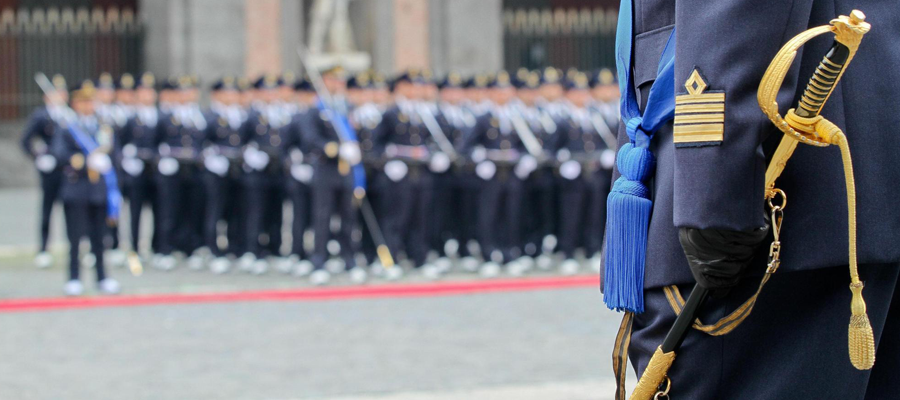 Maresciallo di prima classe dell'Aeronautica militare con...