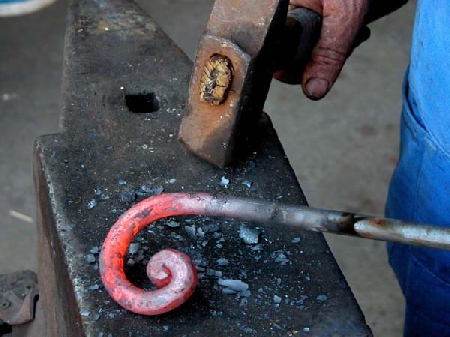 Se il fabbro produce emissioni di gas, vapori e fumi che eman...