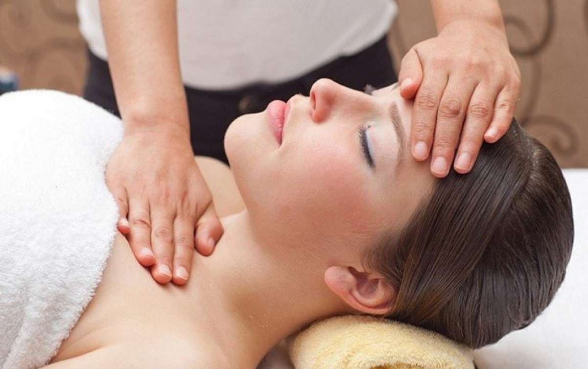 Naturopata cura con fanghi e diete una donna malata di cancro...