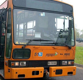 Cade mentre scende dall'autobus perche' il mezzo riparte all'...