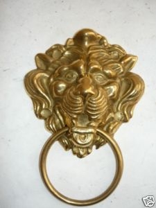 Un soggetto urta contro il battente in bronzo (circa 20 cm sp...