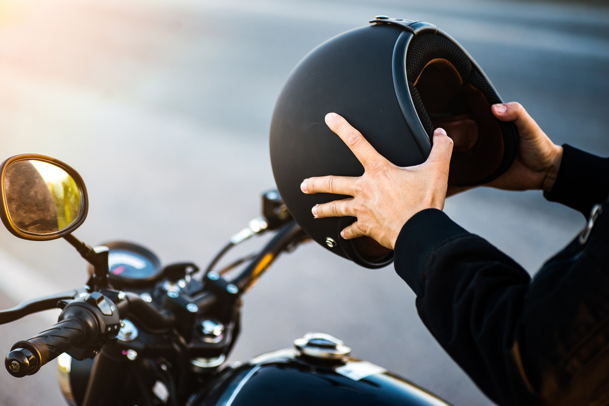 Casco non allacciato. Due Giudici di merito avevano negato il...