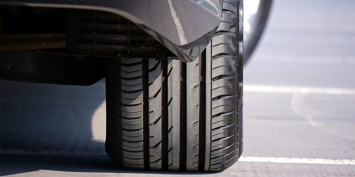 Parcheggia oltre le linee che delimitano il posto auto condom...