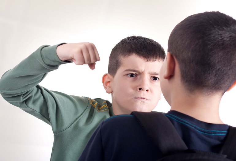 Alunno bullizzato e malmenato dai compagni a scuola. Danno bi...