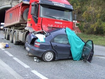 Un'auto pirata causa un incidente stradale. Se si accerta la ...