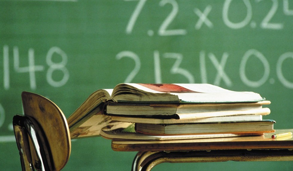 Un docente chiama in giudizio un alunno, ed i suoi genitori, ...