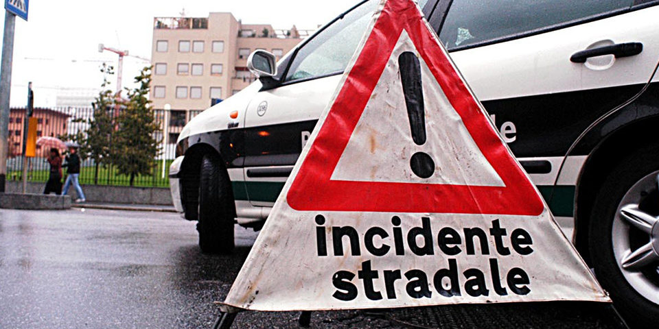 Travolge due pedoni sulle striscie pedonali mentre è in stato...