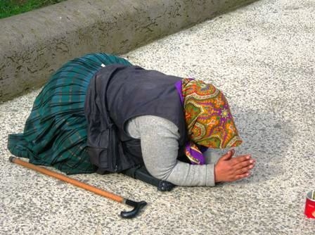 Pubblicare una foto di una mendicante per presentare un artic...