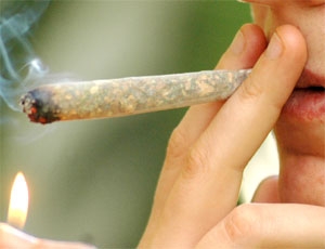 Fuma uno spinello con un compagno di classe che glielo ha off...