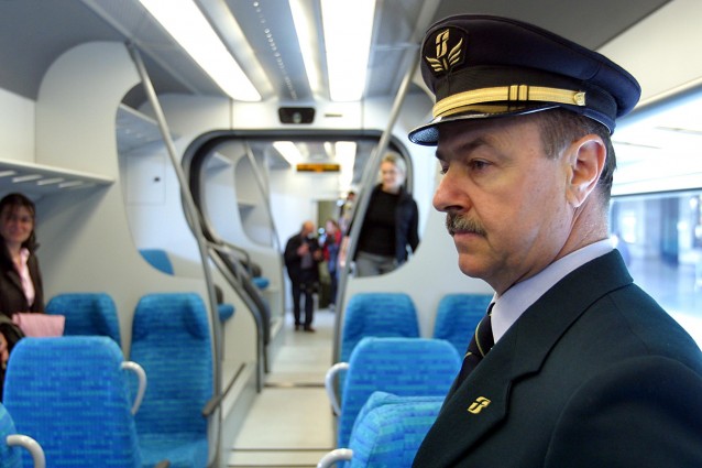 Autoerotismo nel vagone ferroviario in presenza di una donna....