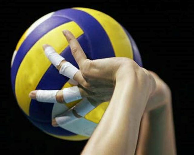 Contatto tra giocatori di pallavolo durante l'orario scol...