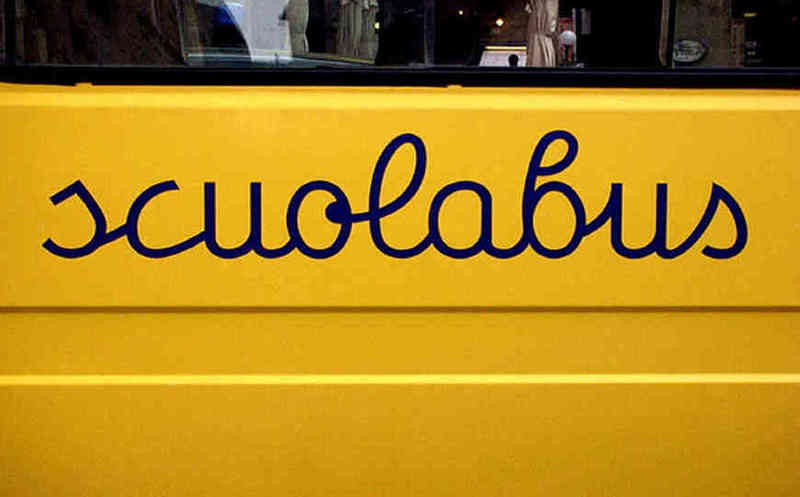 Alunna cade scendendo dallo scuolabus. Scuola e Comune respon...