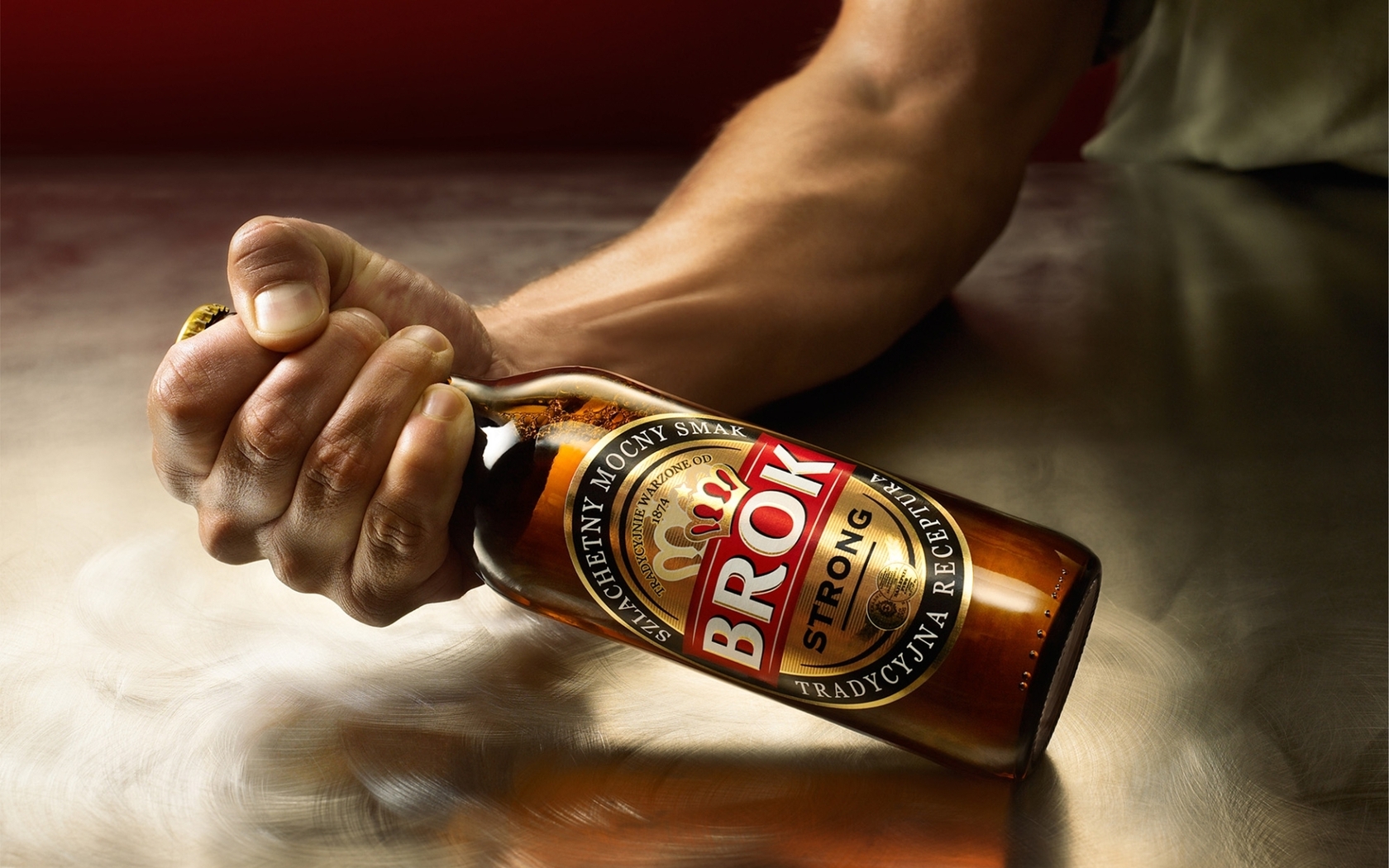 Dipendente di un supermercato preleva bottiglie di birra, del...