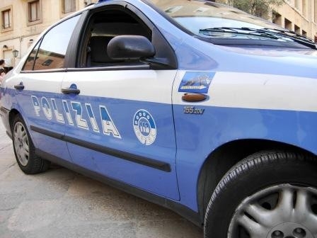 Oppone resistenza agli agenti della polizia di Stato con pugn...