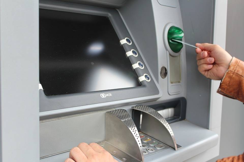 Trapani. Danneggia 15 autoveicoli ed un display Bancomat con ...