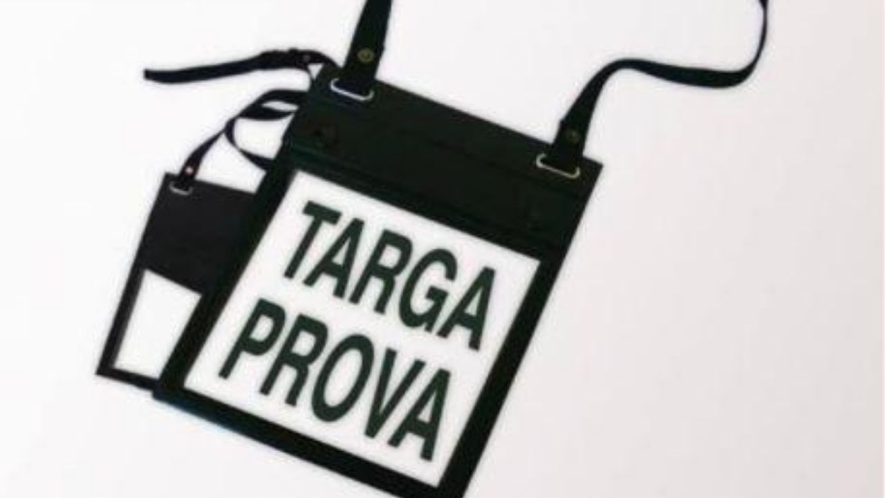 L'auto che circola senza autorizzazione utilizzando la ta...