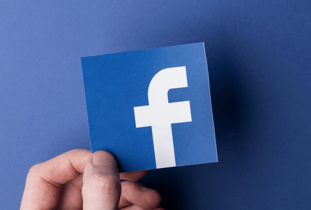 Facebook condannata a risarcire l'utente per la sospensio...