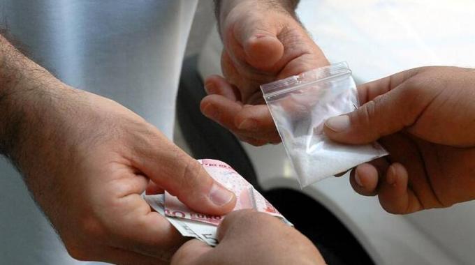 Figlio convivente con la madre viene arrestato per spaccio. T...