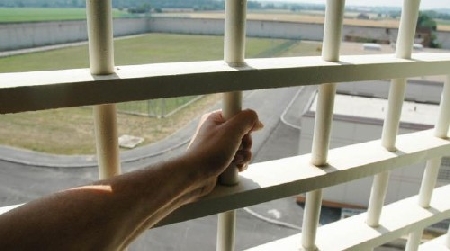 Detenuta sorvegliata a vista si suicida. La guardia carcerari...